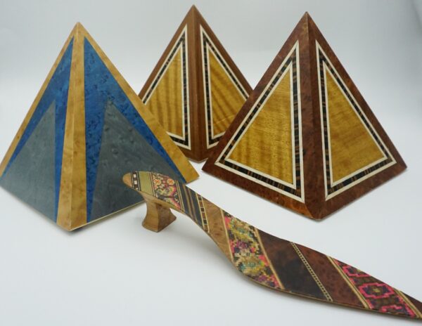 Piramide in legno intarsiato